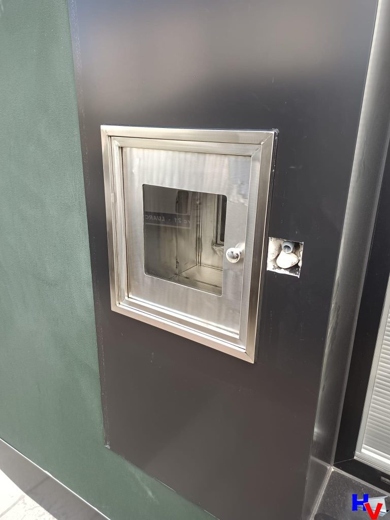Cajón encastrado en acero inoxidable para expedición de productos farmacéuticos.