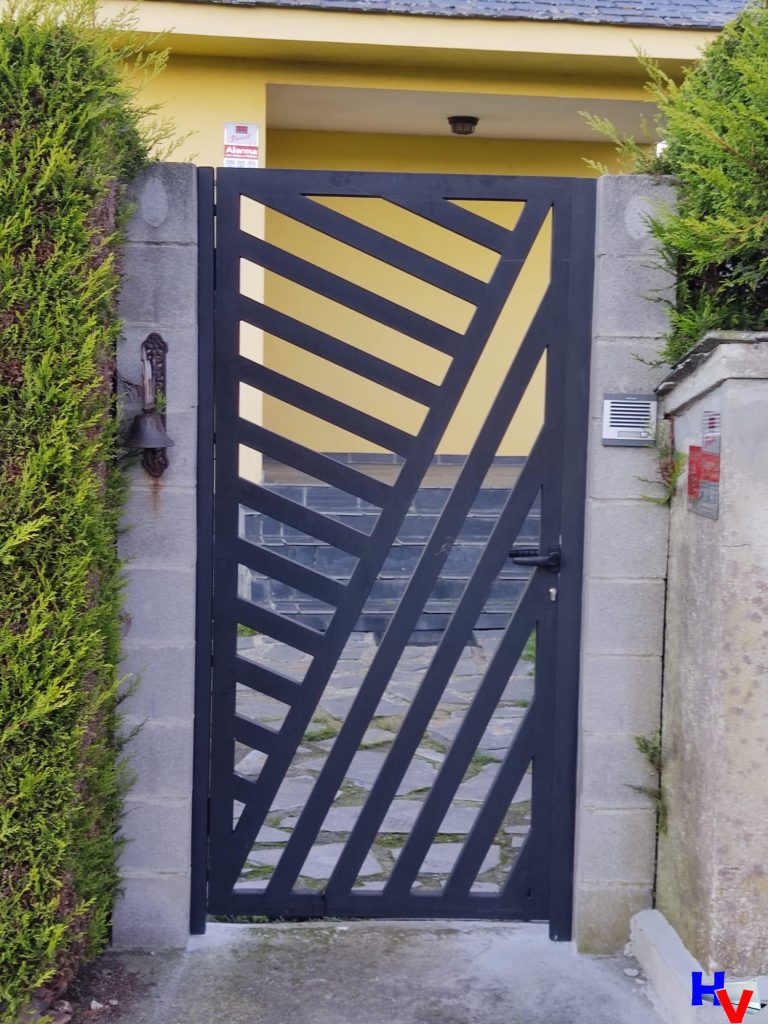 Puerta con tubos en diagonal